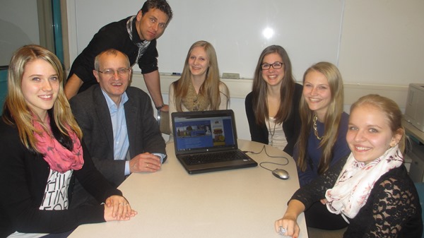Hr. Mayerhofer (WVnet) bei einer Besprechung mit Mag. Kolinsky und Schülerinnen der 3BK